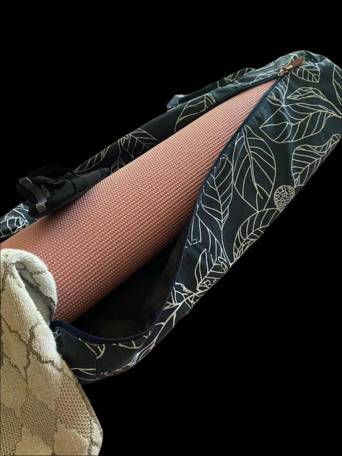 "Ultimate Yoga Mat Carrier Bag - Stylish & Functional Travel Bag for All Mat Sizes with Pockets & Adjustable Strap!"